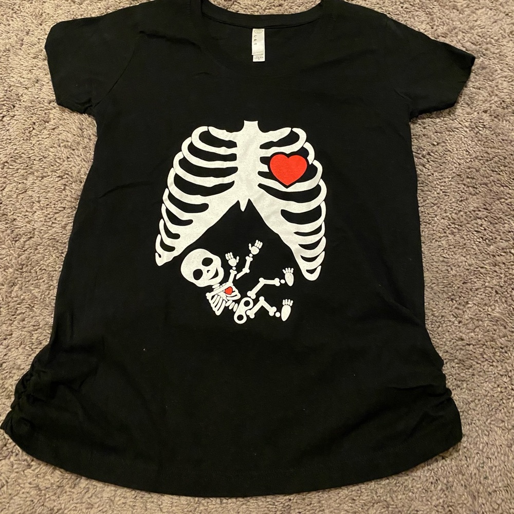 Halloween Pregnancy T shirt. Size small like new